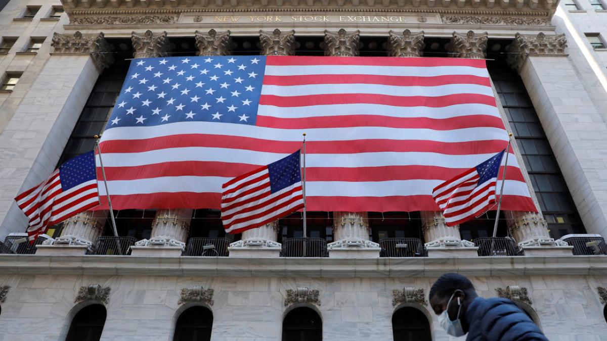 Wall Street cierra julio con ganancias impulsadas por Amazon; acciones suben 14% tras resultados