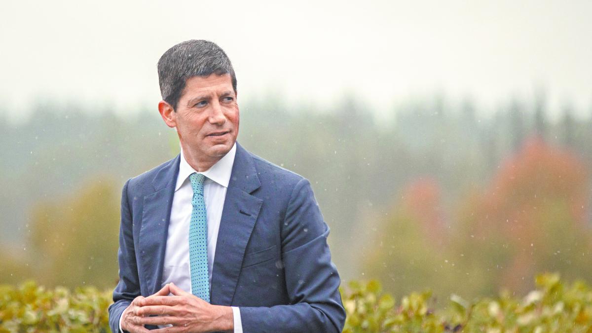 Warsh advierte sobre inflación persistente y analistas prevén aumento de tasas